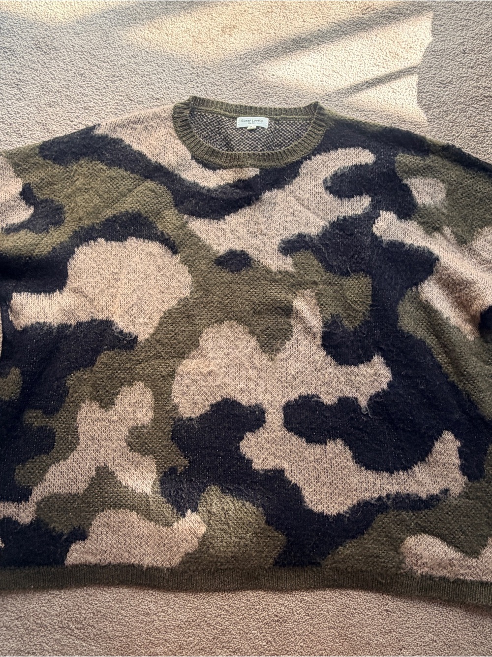Camo print crewneck sweater sz medium